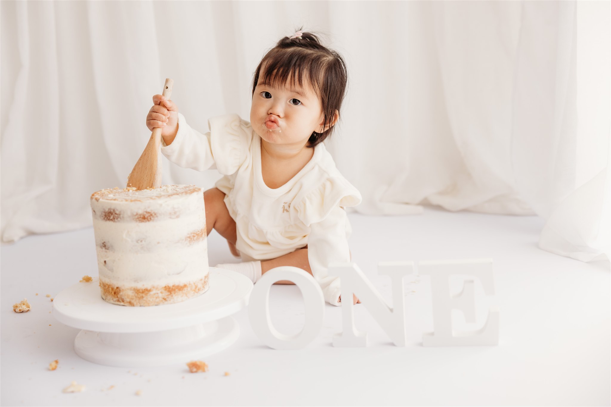 Simple cakesmash first birthday photoshoot with michelle kelly photography